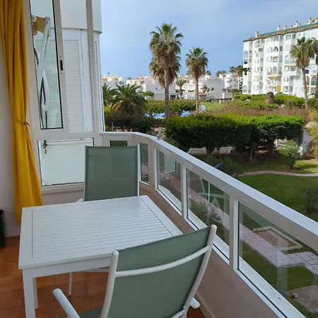 En Urbanizacion Privada Con Piscina En Primera Linea De Playa