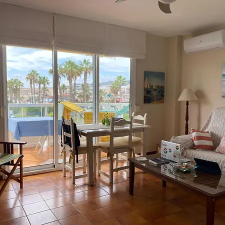 Apartment En Urbanizacion Privada Con Piscina En Primera Linea De Playa *