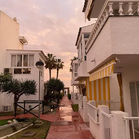En Urbanizacion Privada Con Piscina En Primera Linea De Playa * Torrox