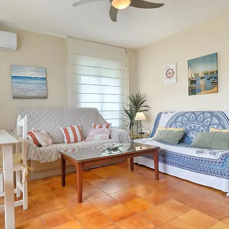 En Urbanizacion Privada Con Piscina En Primera Linea De Playa *