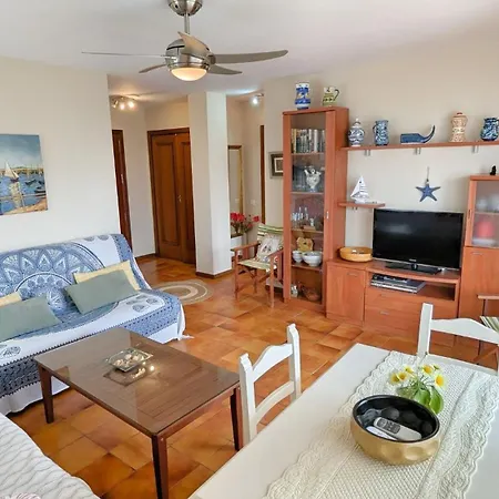 En Urbanizacion Privada Con Piscina En Primera Linea De Playa