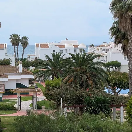 En Urbanizacion Privada Con Piscina En Primera Linea De Playa Apartment