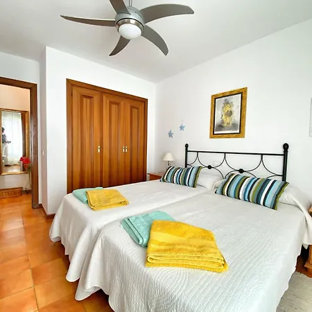 En Urbanizacion Privada Con Piscina En Primera Linea De Playa